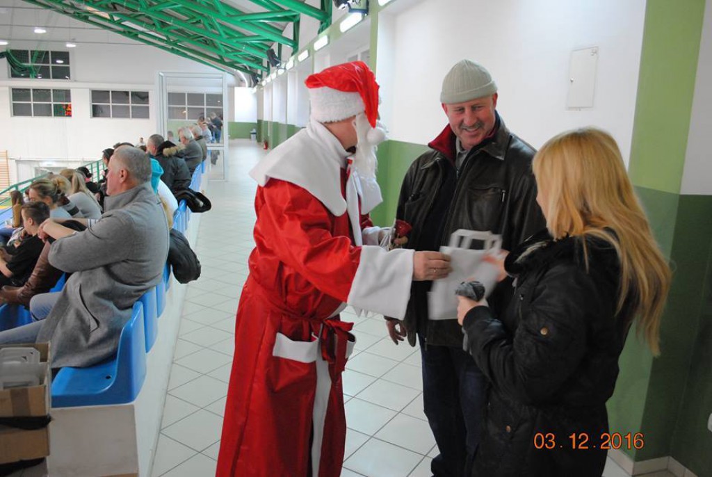 Korona zwycięża z mikołajem w tle