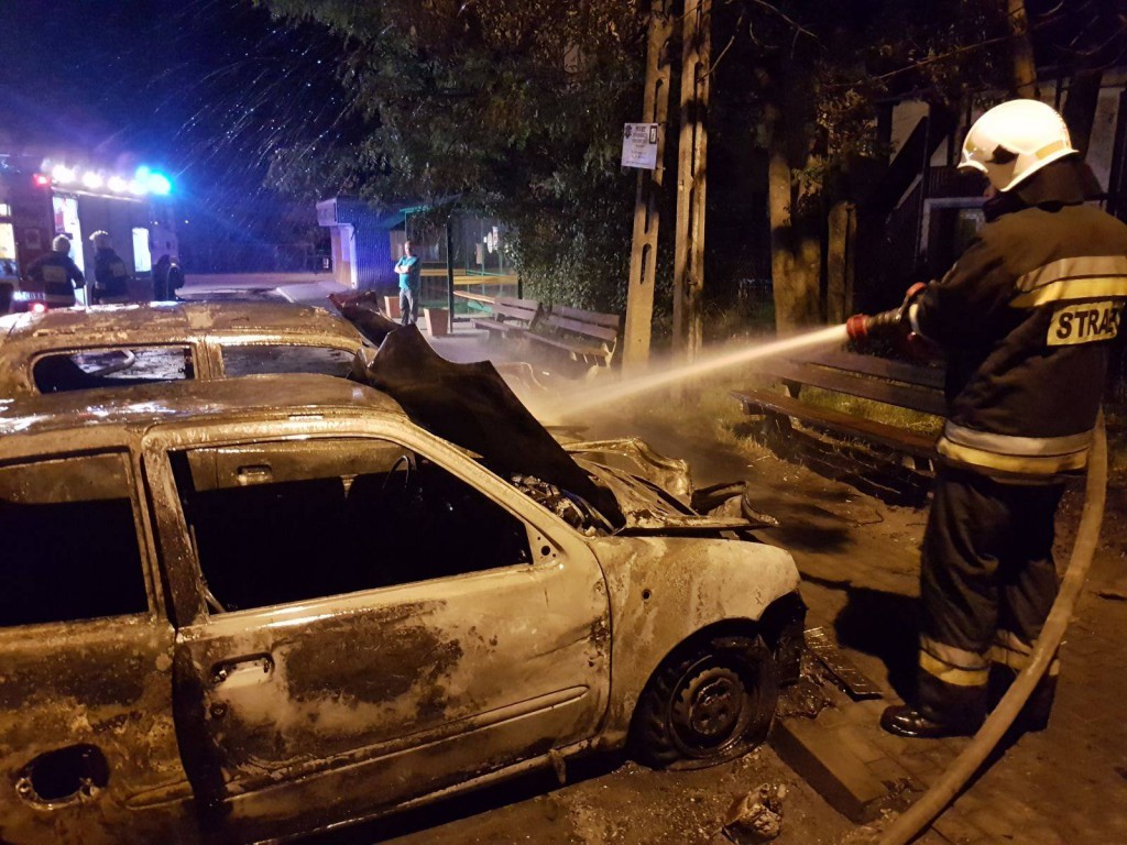 Nocny pożar samochodów w Koronowie