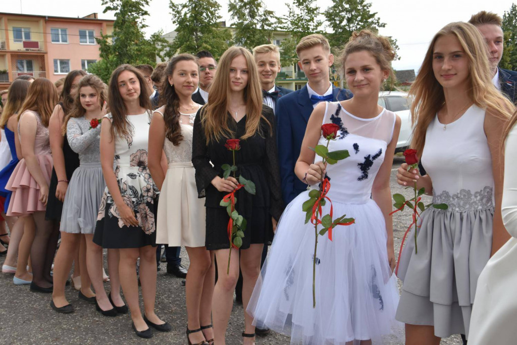 Gimnazjaliści na zakończeniu roku