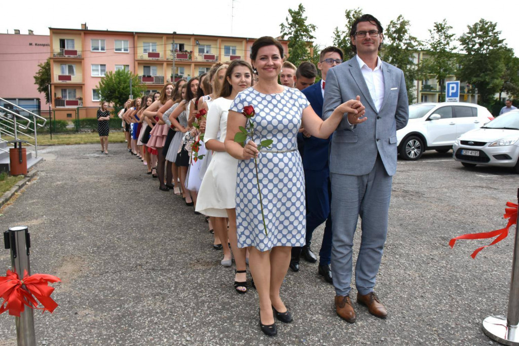 Gimnazjaliści na zakończeniu roku