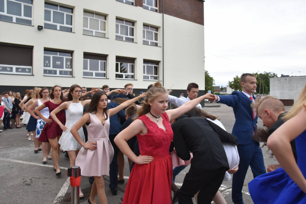 Gimnazjaliści na zakończeniu roku