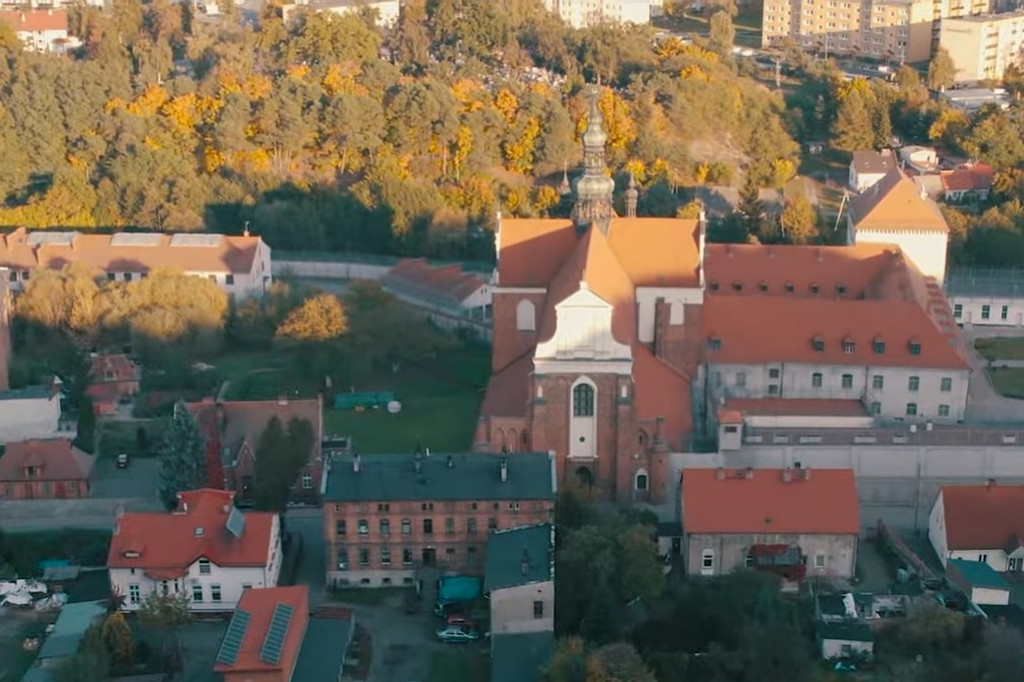 Lot dronem w kolegiacie pw. Wniebowzięcia NMP