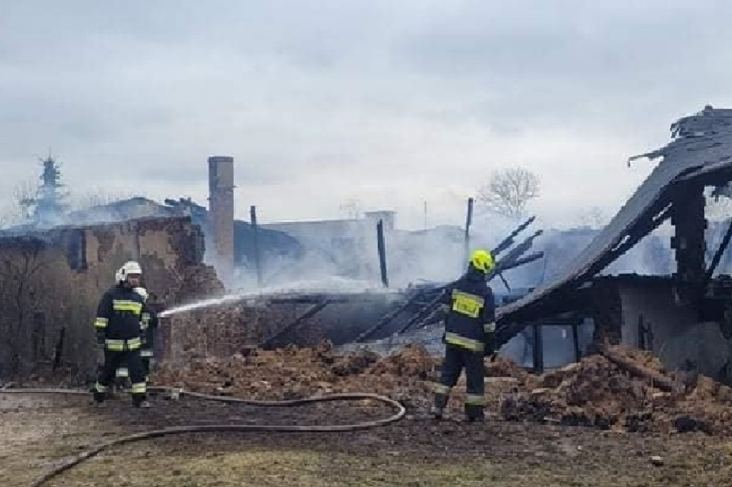 Pożar budynku gospodarczego. Strażacy na interwencji [ZDJĘCIA]