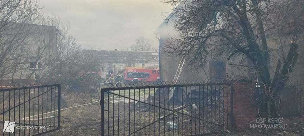 Pożar budynku gospodarczego. Strażacy na interwencji [ZDJĘCIA]