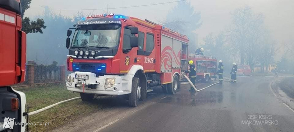 Pożar budynku gospodarczego. Strażacy na interwencji [ZDJĘCIA]