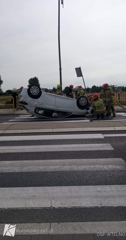 Tryszczyn. Dachowanie auta na DK25