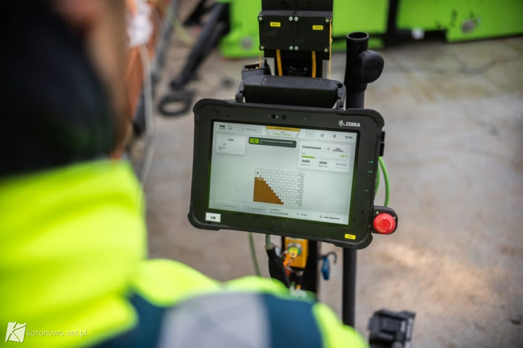 Mur z tabletu: w Koronowie pracuje pierwszy robot murarski w Polsce [FOTO,VIDEO]