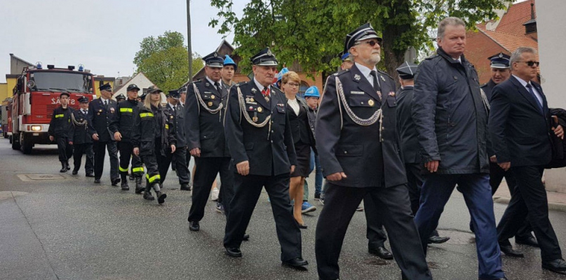 W uroczystym pochodzie wzięli udział m.in. przedstawiciele władz fot. OSP KSRG Koronowo