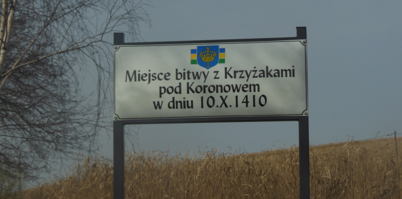Tablica upamiętniająca zwycięską bitwę z Krzyżakami. Znajduje się ona w dzisiejszej wsi Wilcze fot. IN