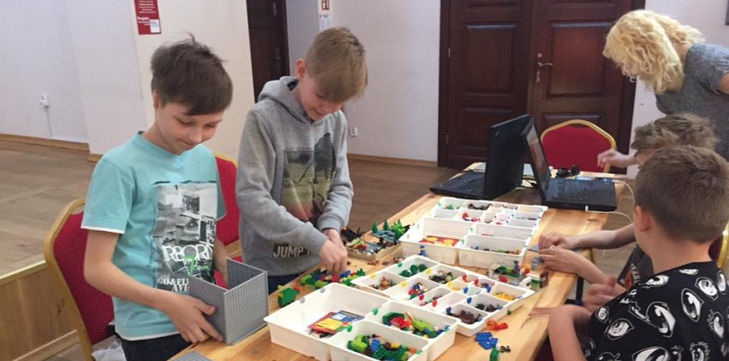 Tym razem tematyka warsztatów związana była z robotyką oraz tworzeniem komiksów LEGO fot. CK Synagoga