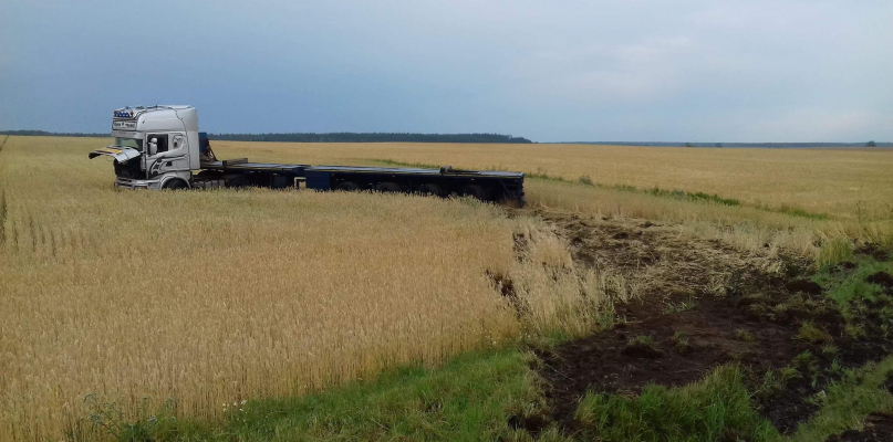 W wypadku brał udział samochód osobowy oraz ciągnik siodłowy fot. OSP KSRG Mąkowarsko