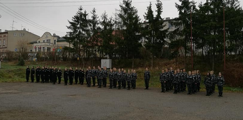 Na boisku liceum odśpiewano hymn Polski fot. LO