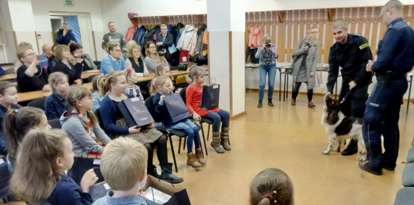 Policjanci podczas spotkania powiedzieli kilka słów na temat bezpieczeństwa na drodze oraz przygotowali dla dzieci niespodziankę fot. policja