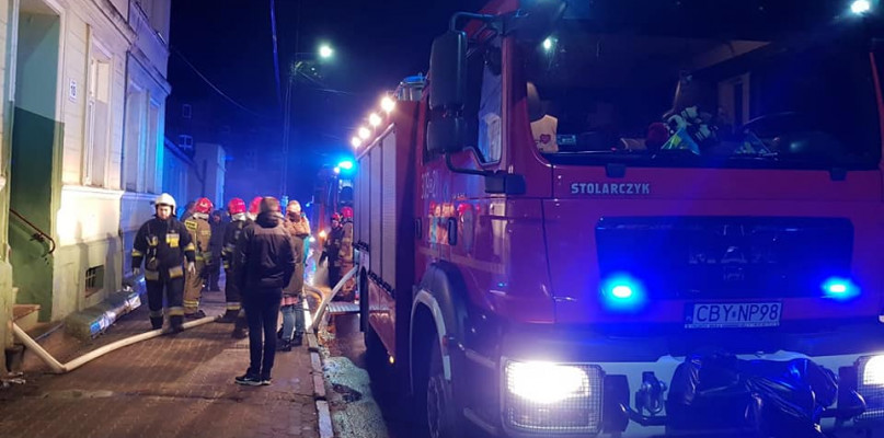 Częściowemu spaleniu uległo jedno z pomieszczeń piwniczych znajdujące się w kamienicy fot. OSP KSRG Koronowo