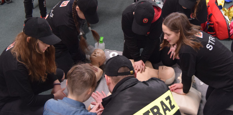 Strażacy z OSP Błądzim zaprezentowali swój sprzęt oraz dali pokaz pierwszej pomocy fot. redakcja