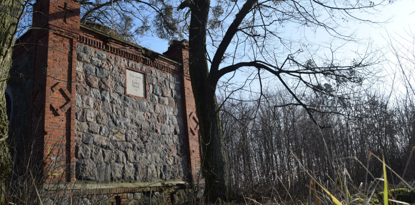 Przyglądając się innym starym cmentarzom, ten we Wtelnie wyróżnia się okazałym grobowcem fot. redakcja