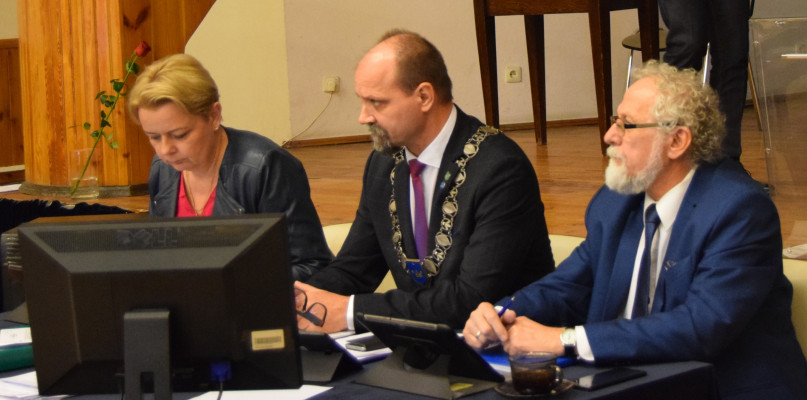 Na fotografii przewodniczący i jego zastępcy podczas piątej sesji. Wtedy jeszcze w pełnym składzie fot. redakcja