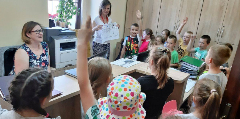 Uczniowie mieli okazję do zapoznania się z funkcjonowaniem urzędu fot. UM w Koronowie