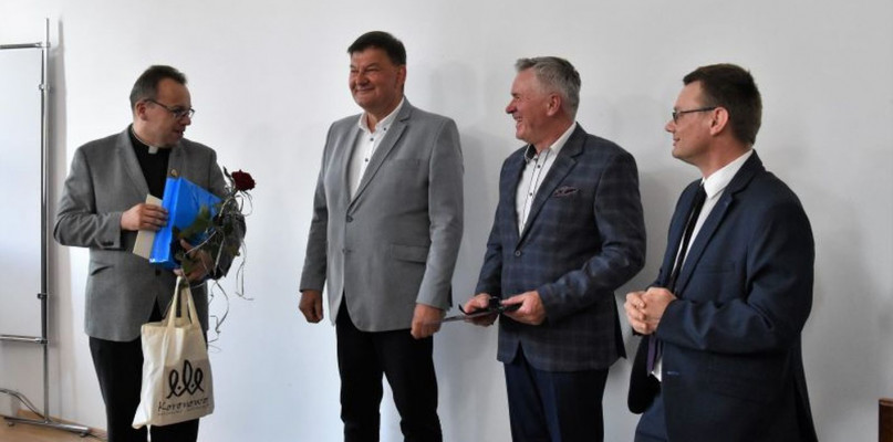Odznakę wręczono wczoraj, podczas sesji Rady Powiatu Bydgoskiego fot. K.Wysocka