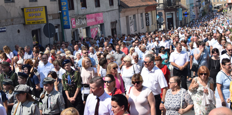 Wierni tuż przed kościołem św. Andrzeja fot. redakcja