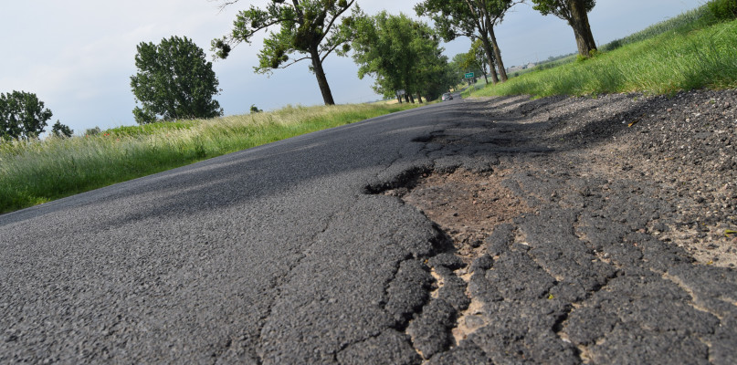 Najbardziej uszkodzone są pobocza. Na przykład w Salnie fot. redakcja