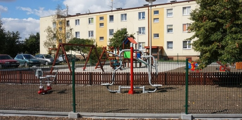 Mieszkańcy zadeklarowali wspólne dbanie o miejsce zabaw swoich pociech fot. UM w Koronowie