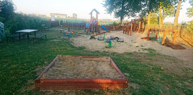 Plac zabaw w Witoldowie został uzupełniony o zestaw sprawnościowy, pomost linowy i bujak czteroosobowy fot. UM w Koronowie