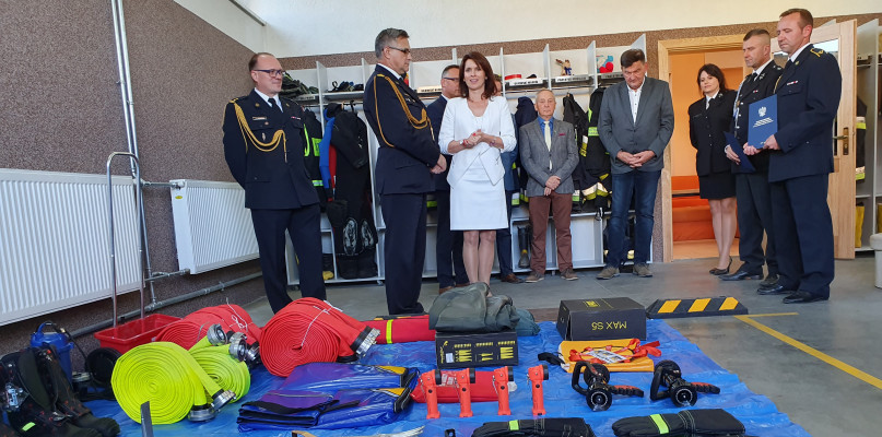 Druhowie nie kryją zadowolenia z przekazanego sprzętu fot. OSP Wierzchucin Królewski