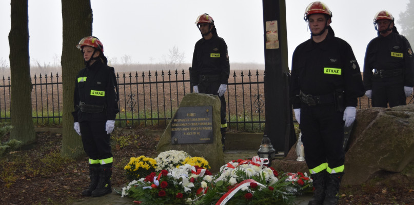 Nie zabrakło wiązanek kwiatów oraz symbolicznych zniczy fot. redakcja
