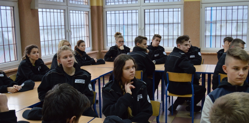 Klasa penitencjarno - mundurowa koronowskiego Liceum w ramach współpracy z Zakładem Karnym uczestniczyła w nietypowych zajęciach (fot. LO Koronowo)