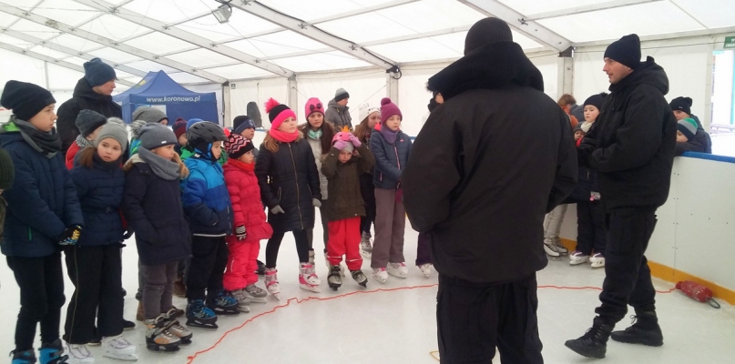 Policjanci rozmawiali z dziećmi na lodowisku w Koronowie