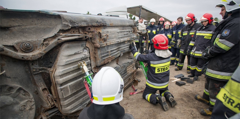 Strażacy ćwiczyli m.in. stabilizacje pojazdów oraz metody ewakuacji pasażerów fot. Kasia Meger / Marcin Zapora
