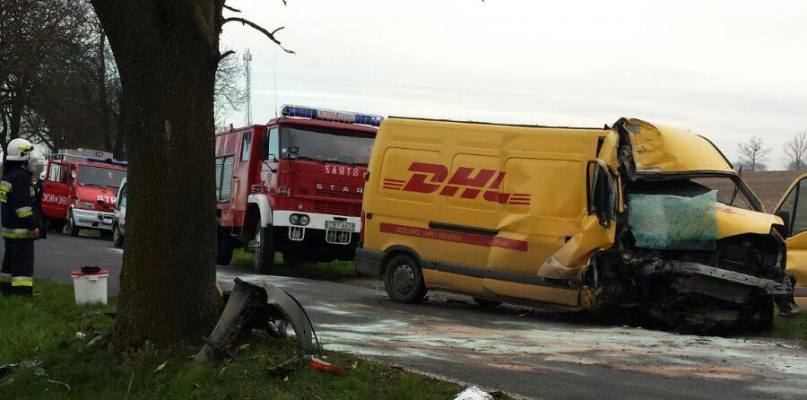 Poszkodowanego w wypadku trzeba było uwolnić z samochodu za pomocą narzędzi hydraulicznych fot. OSP Wierzchucin Królewski