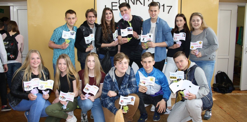 Dzień Patrona był okazją do rozdania Leonków - humorystycznych nagród dla uczniów szkoły fot. LO Koronowo
