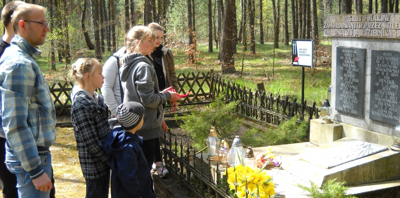 Uczestnicy wycieczki odwiedzili m.in. Miejsce Pamięci Narodowej w Srebrnicy fot. udostępnione