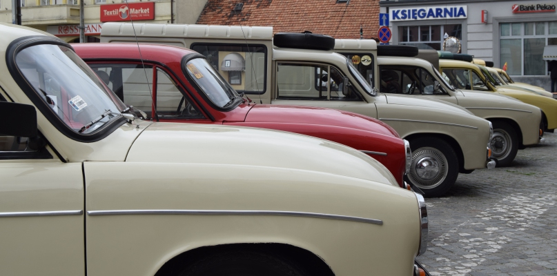 Mieszkańcy Koronowa mieli okazję podziwiać zabytkowe auta na Placu Zwycięstwa fot. redakcja
