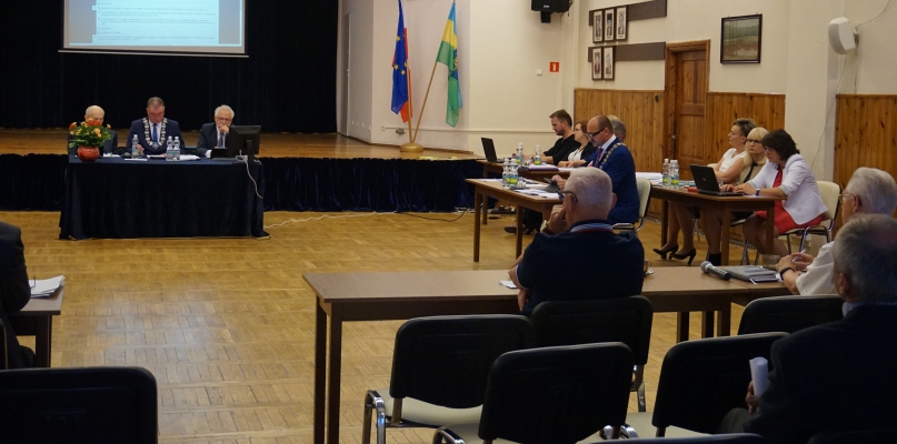 Podczas sesji przedstawiono również opinie Regionalnej Izby Obrachunkowej fot. UM w Koronowie
