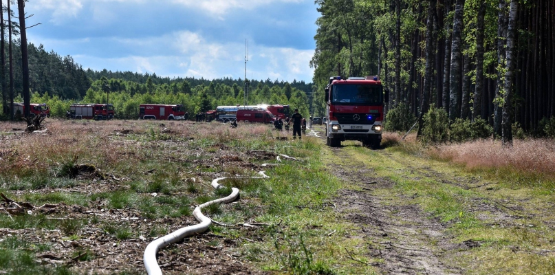 Łącznie na miejsce przybyło kilkanaście jednostek straży pożarnej fot. OSP KSRG Mąkowarsko