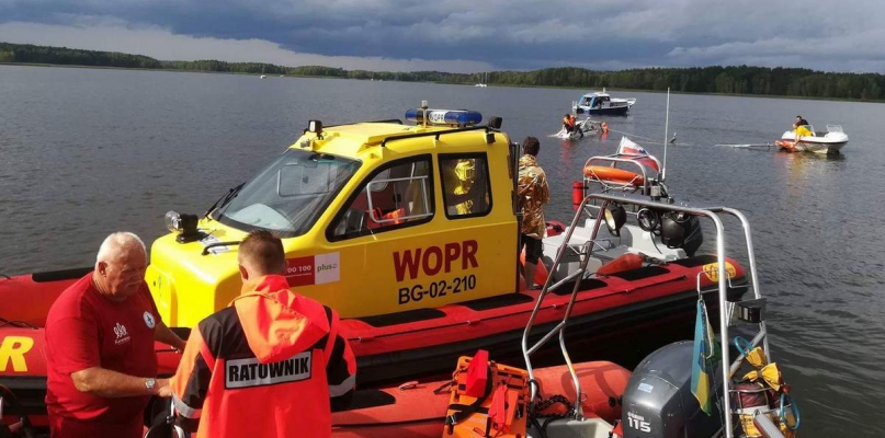 Załogi ratownicze, po udzieleniu uratowanym mężczyznom pierwszej pomocy, przetransportowały ich bezpiecznie do brzegu fot. policja