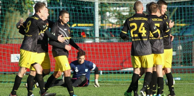 Drużyna z Piaseczna, która zajmuje 11. pozycję w lidze poradziła sobie z czwartą w tabeli Victorią fot. Dariusz Stoński