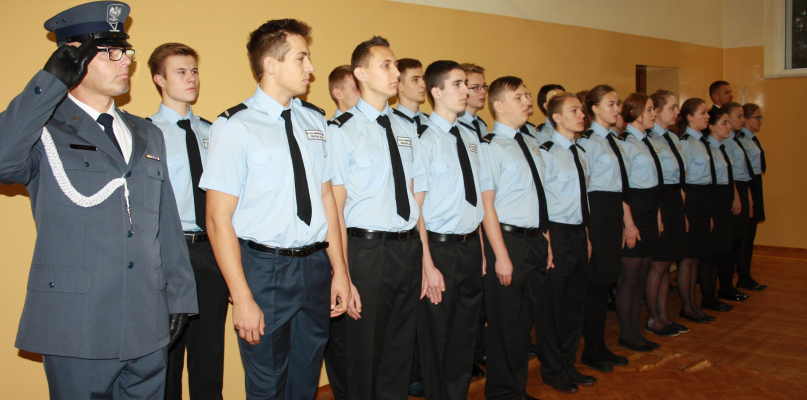 Młodzież z klasy mundurowej miała okazję zaprezentować się zarówno w strojach galowych jak i polowych fot. LO Koronowo