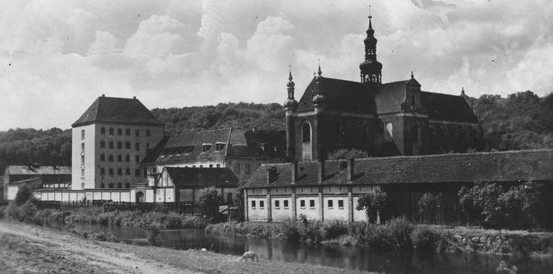 Widok na klasztor pocysterski i więzienie w okresie przedwojennym źródło: fotopolska.eu
