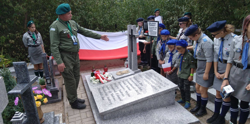 Na cmentarzu parafialnym, gdzie znajdują się groby żołnierzy polskich odśpiewano hymn państwowy, złożono kwiaty i zapalono zniecze fot. Hufiec ZHP Koronowo