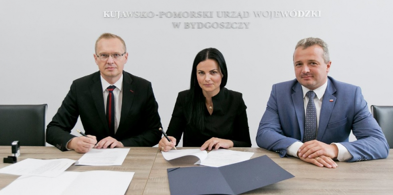 Podpisy pod umową złożyli Monika Berger oraz Tomasz Sitkiewicz fot. K-PUW