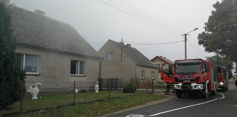 Pożar piwnicy spowodował spore zadymienie innych pomieszczeń budynku fot. OSP KSRG Mąkowarsko