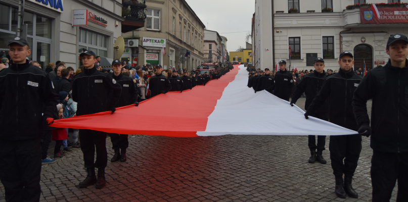 Flagę nieśli uczniowie koronowskiego liceum fot. IN