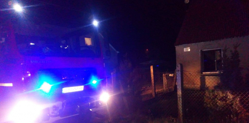 Jedna osoba z objawami zatrucia gazami pożarowymi została przetransportowana do szpitala fot. OSP KSRG Koronowo