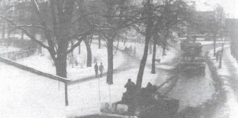 Czołgi przejeżdzające przez miasto. Fotografia ukazała się w 67 numerze Tematów Koronowskich