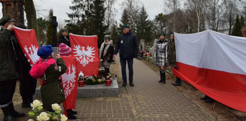 Przy grobie dwóch nieznanych Powstańców Wielkopolskich odśpiewano hymn oraz zapalono symboliczne znicze fot. redakcja