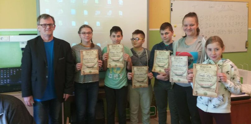 Zwycięzcy konkursu otrzymali dyplomy i nagrody fot. SP w Witoldowie